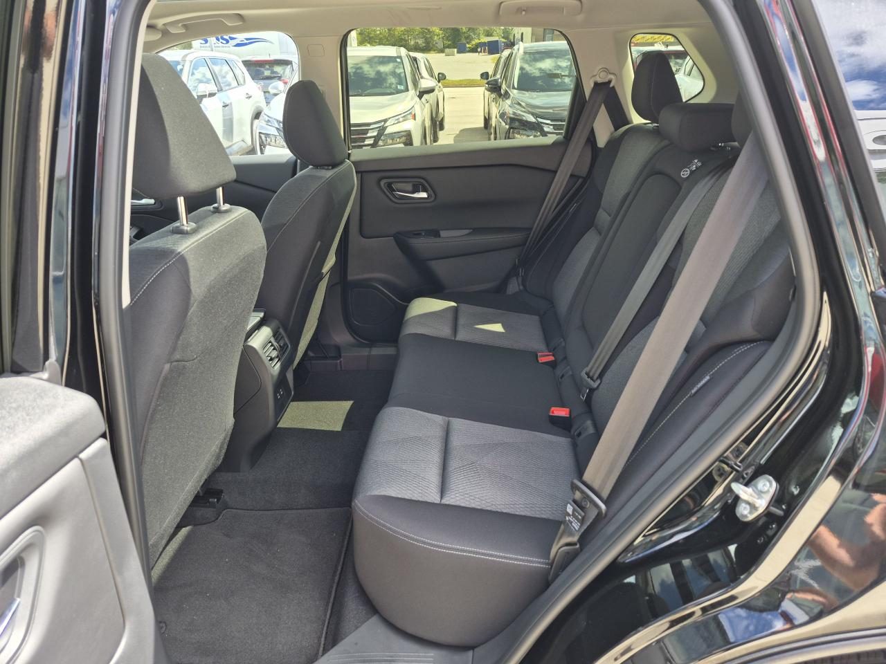 2025 Nissan Rogue SV MOONROOF Photo11