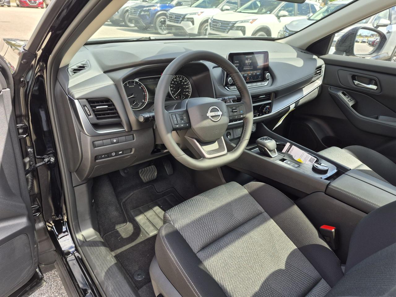 2025 Nissan Rogue SV MOONROOF Photo6