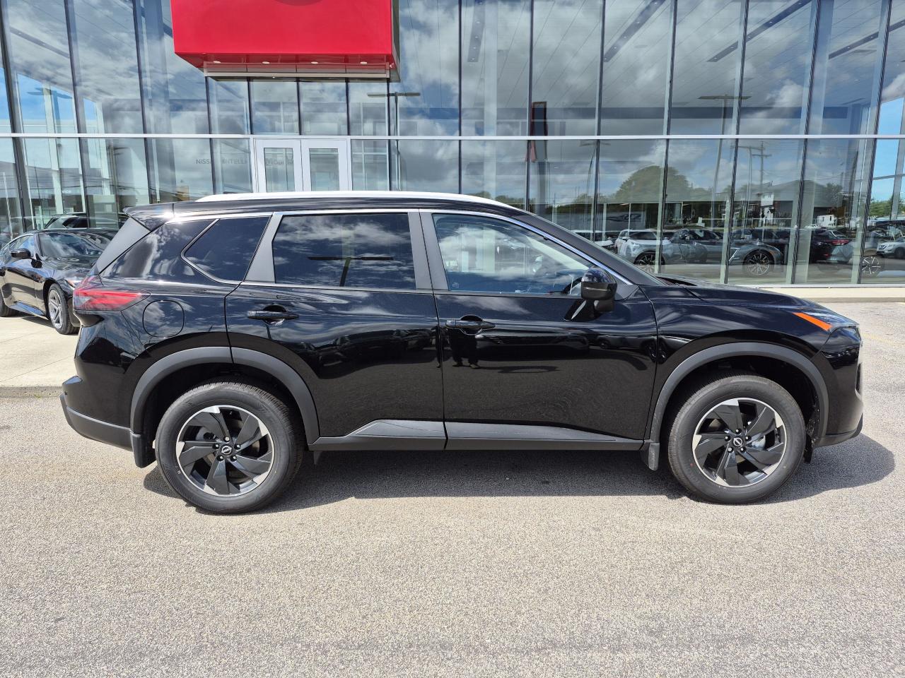 2025 Nissan Rogue SV MOONROOF Photo5