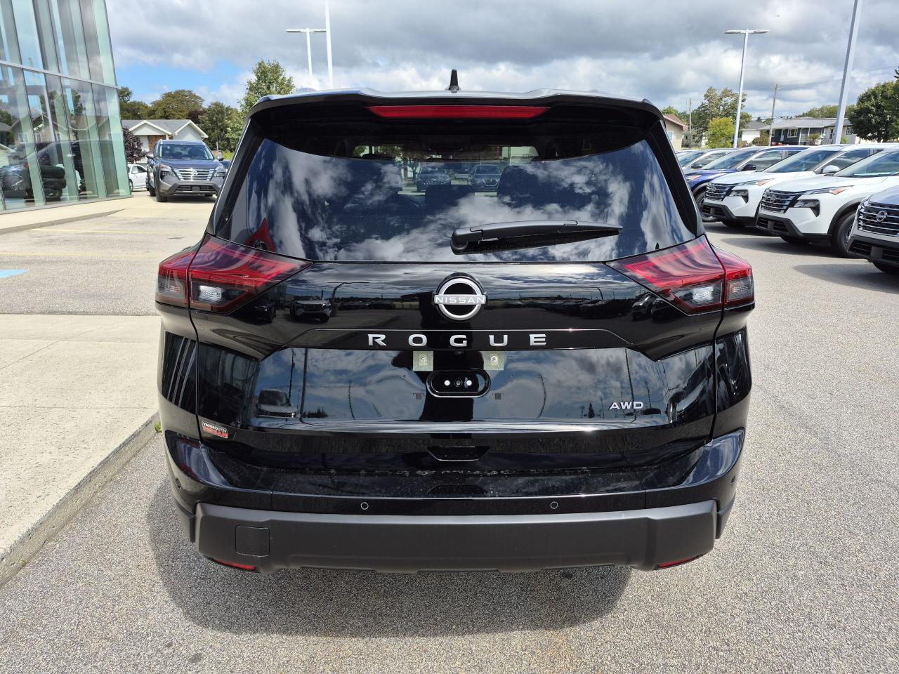 2025 Nissan Rogue SV MOONROOF Photo4