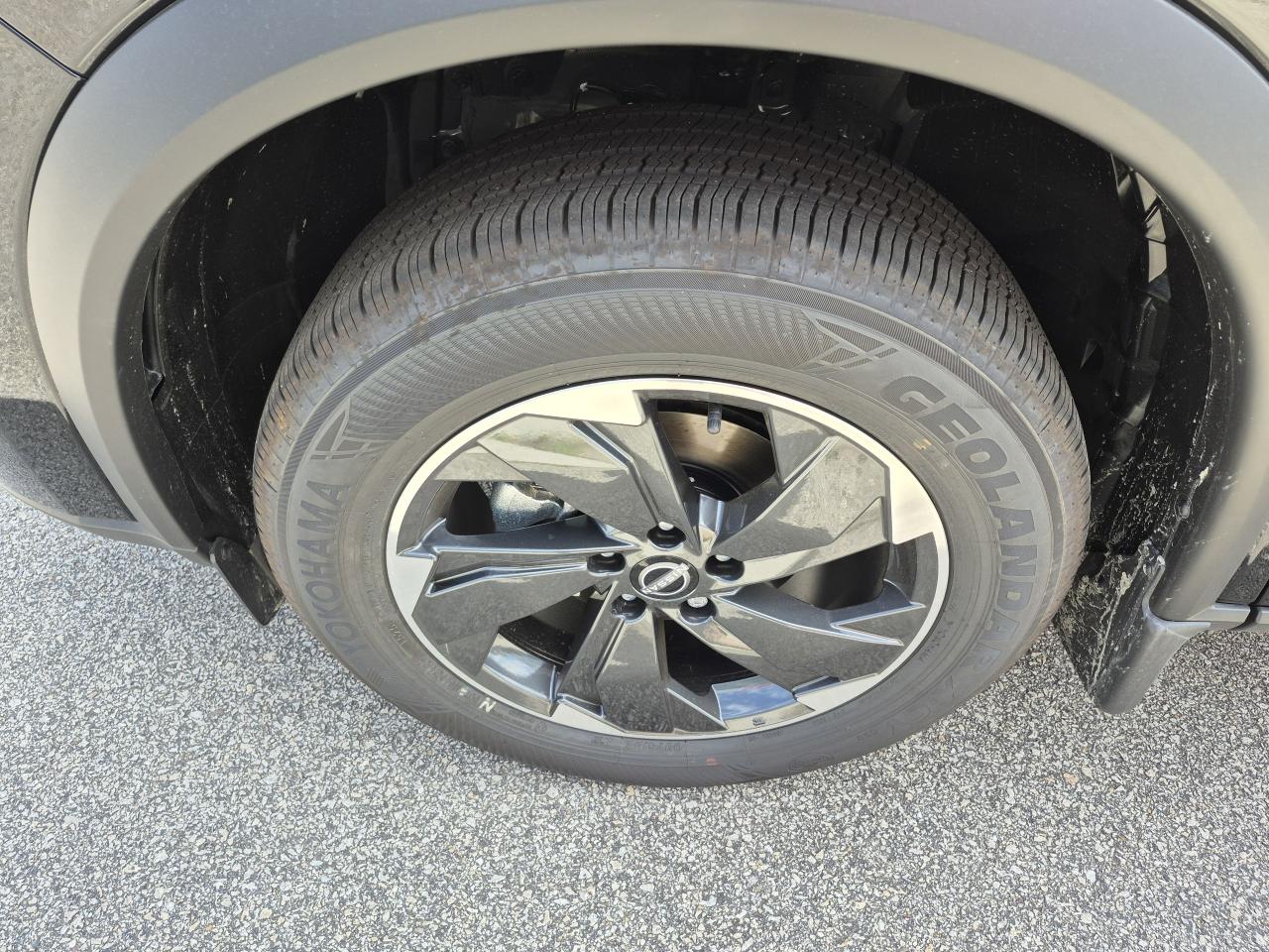 2025 Nissan Rogue SV MOONROOF Photo13