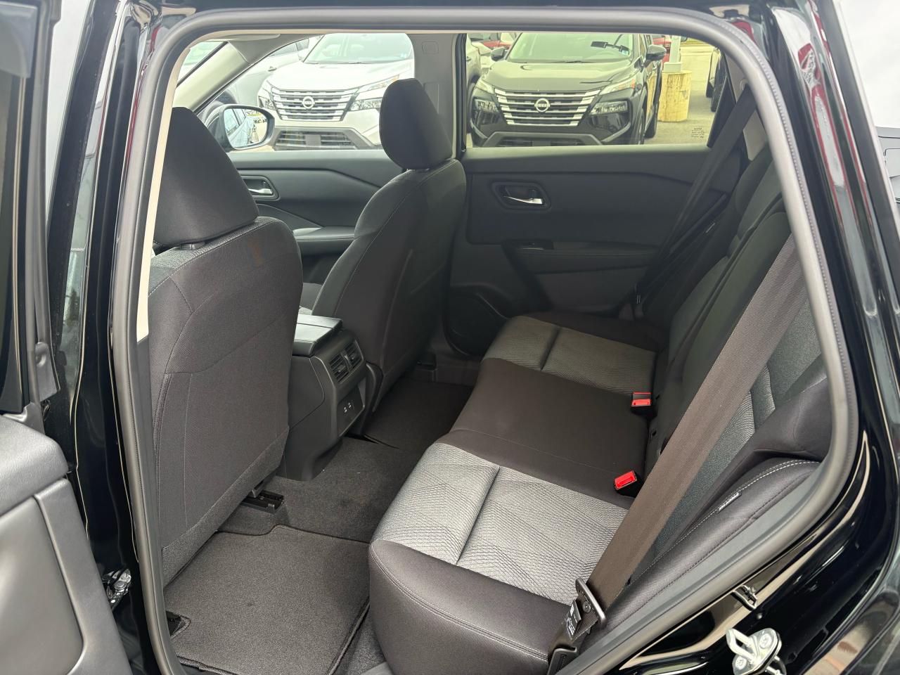 2025 Nissan Rogue SV MOONROOF Photo26