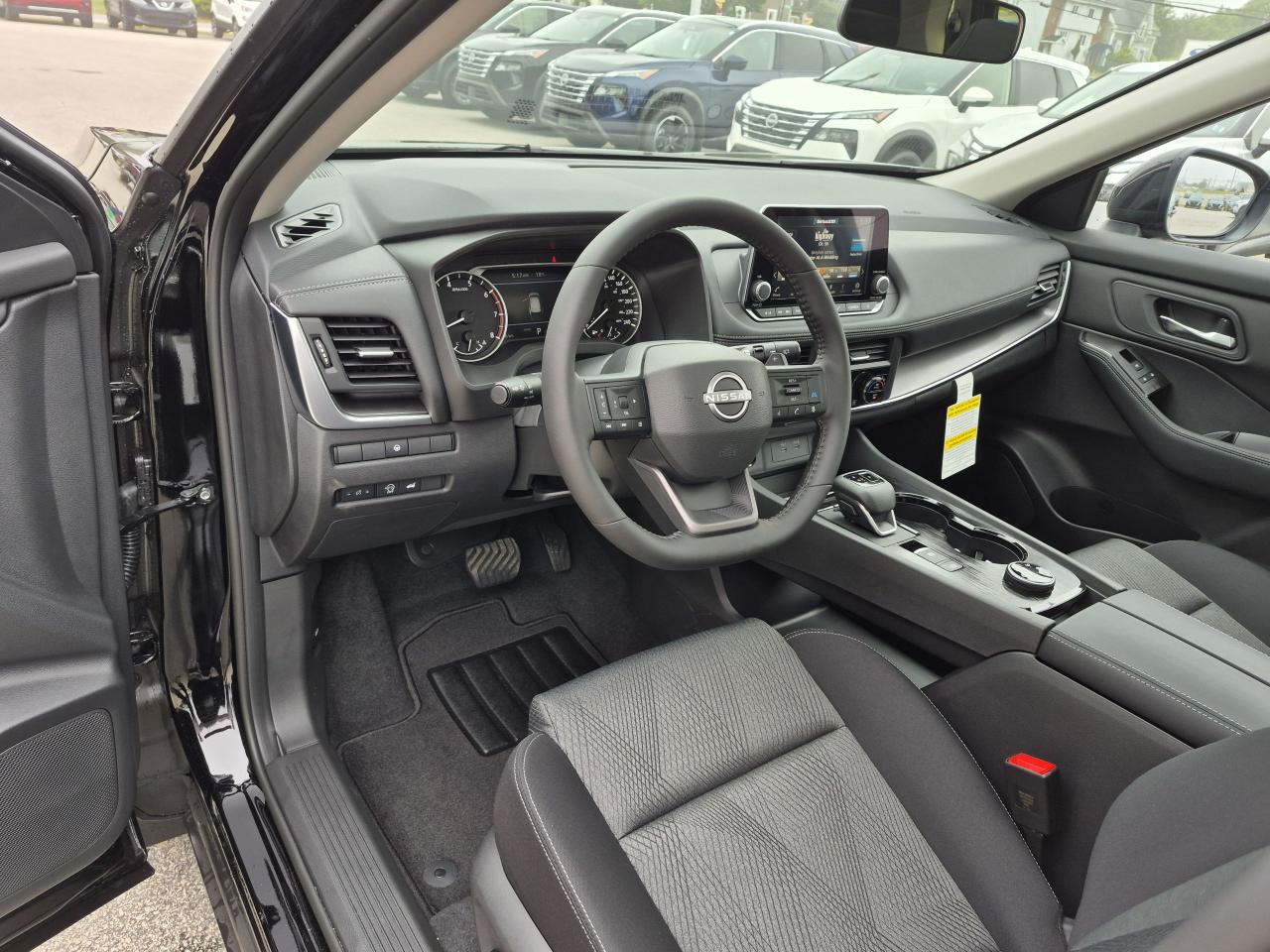 2025 Nissan Rogue SV MOONROOF Photo6