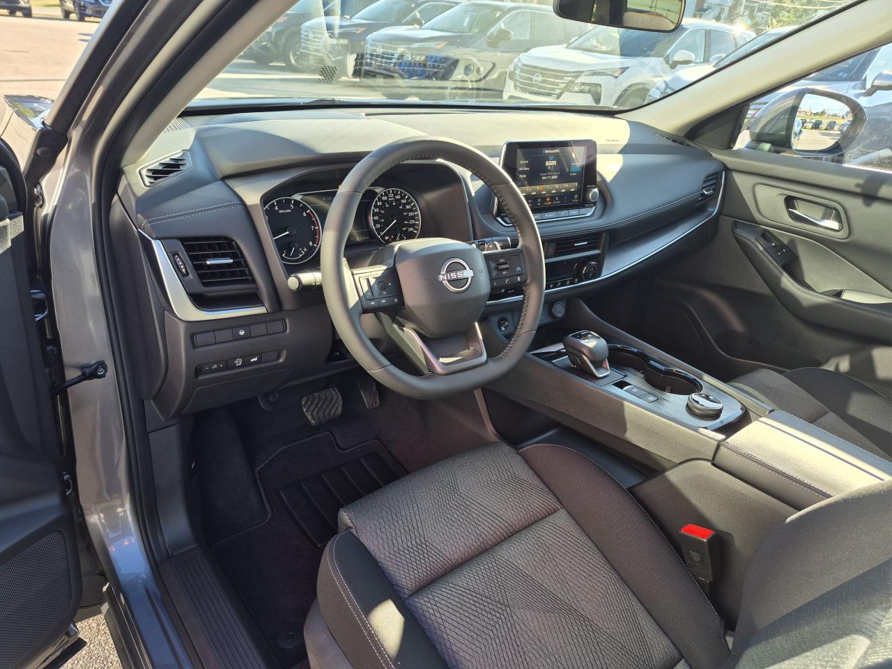 2025 Nissan Rogue SV MOONROOF Photo6