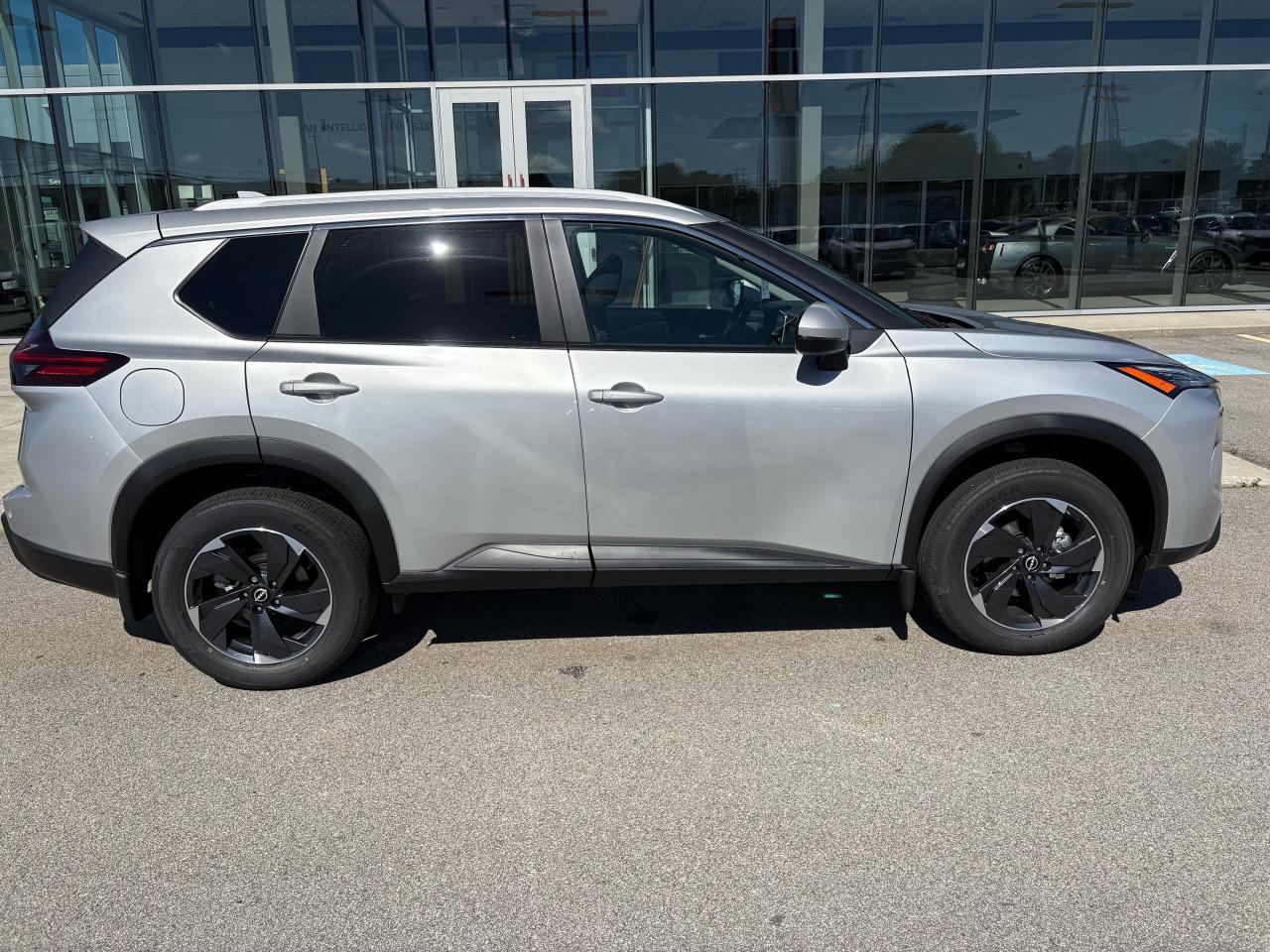 2025 Nissan Rogue SV MOONROOF Photo18
