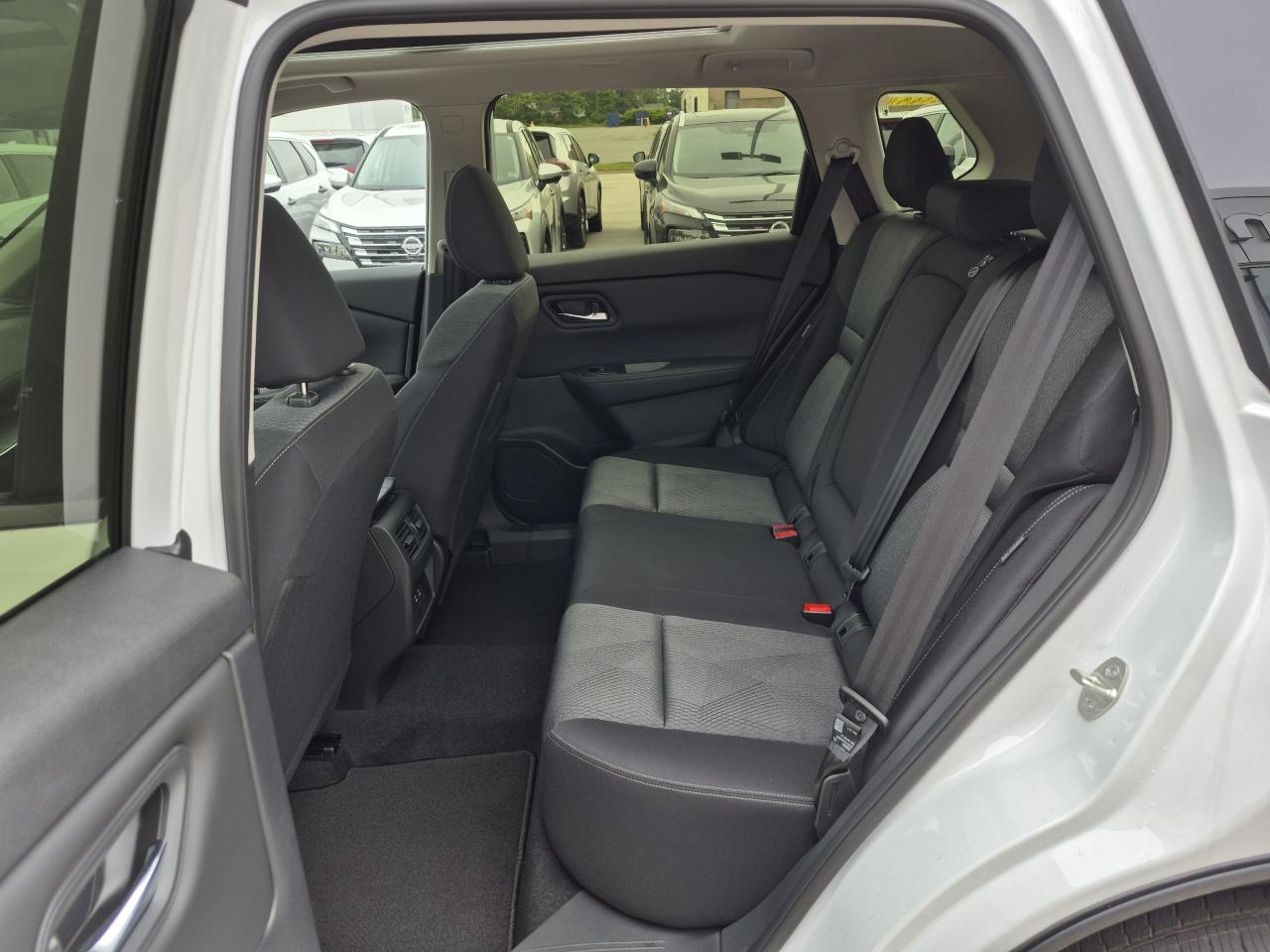2025 Nissan Rogue SV MOONROOF Photo29