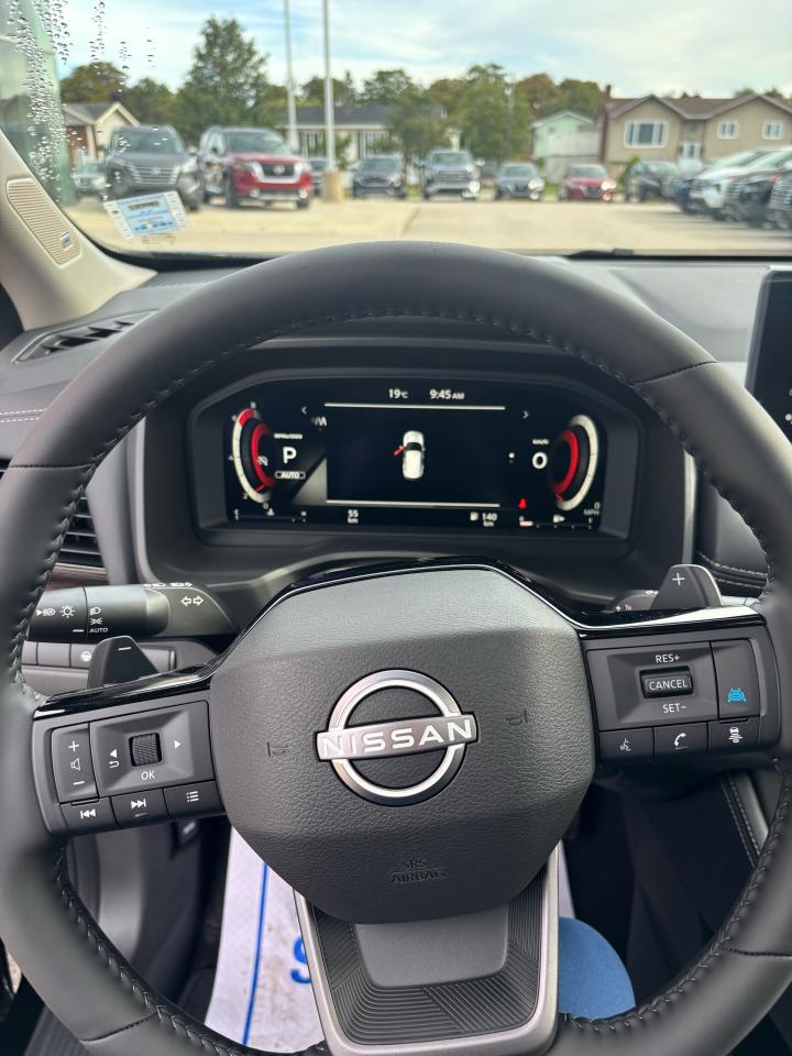 2025 Nissan Rogue Platinum Photo6