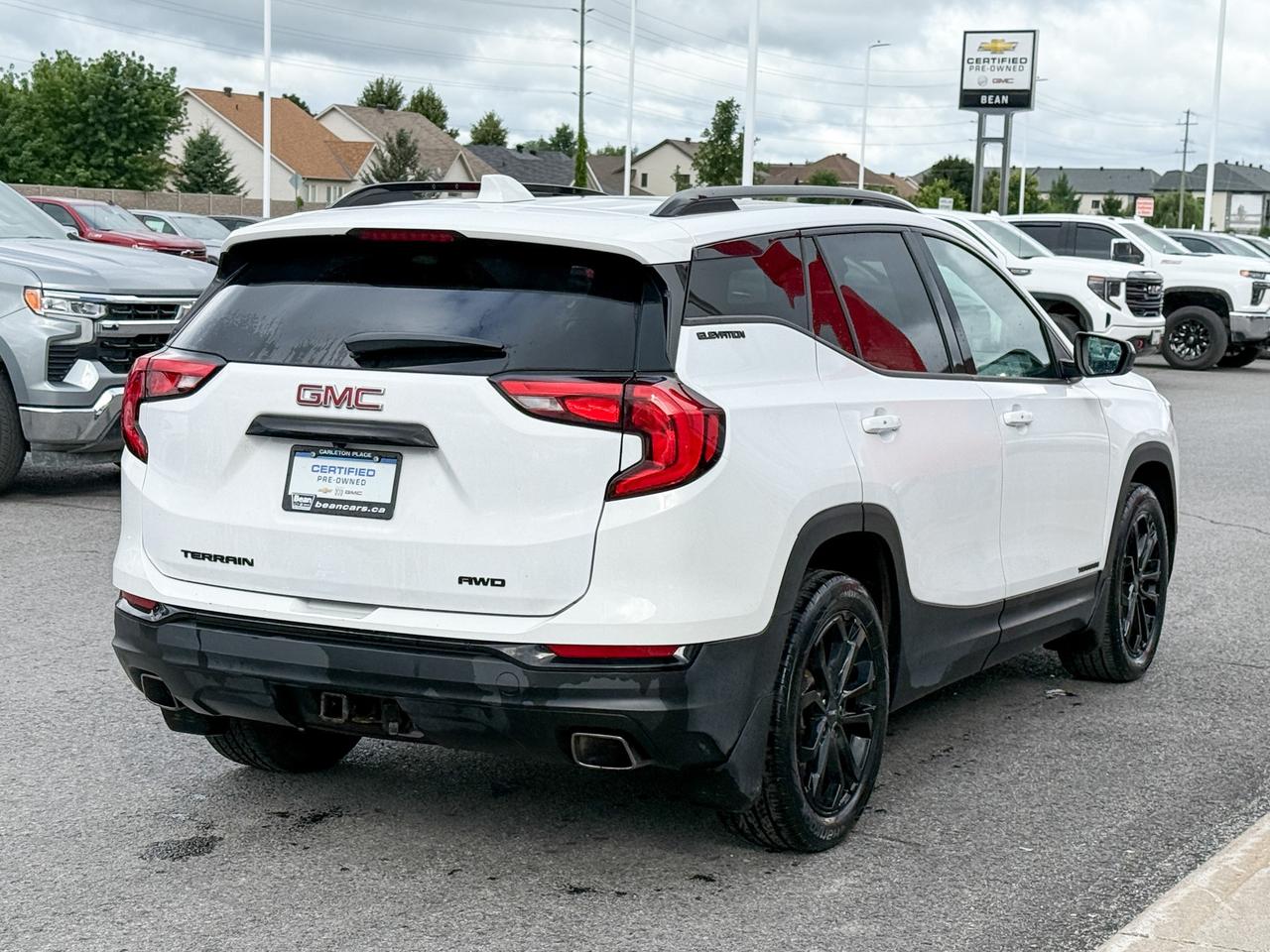 2020 GMC Terrain SLE ONEOWNER, CLEAN CARFAX, 2.0L 4CYL TURBO, ELEVATION AWD, HEATED SEATS, SKYSCAPESUNROOF, REMOTE VEHICLE START, HD REAR VISION CAMERA, 19" GLOSS BLACK ALLOY WHEELS Photo