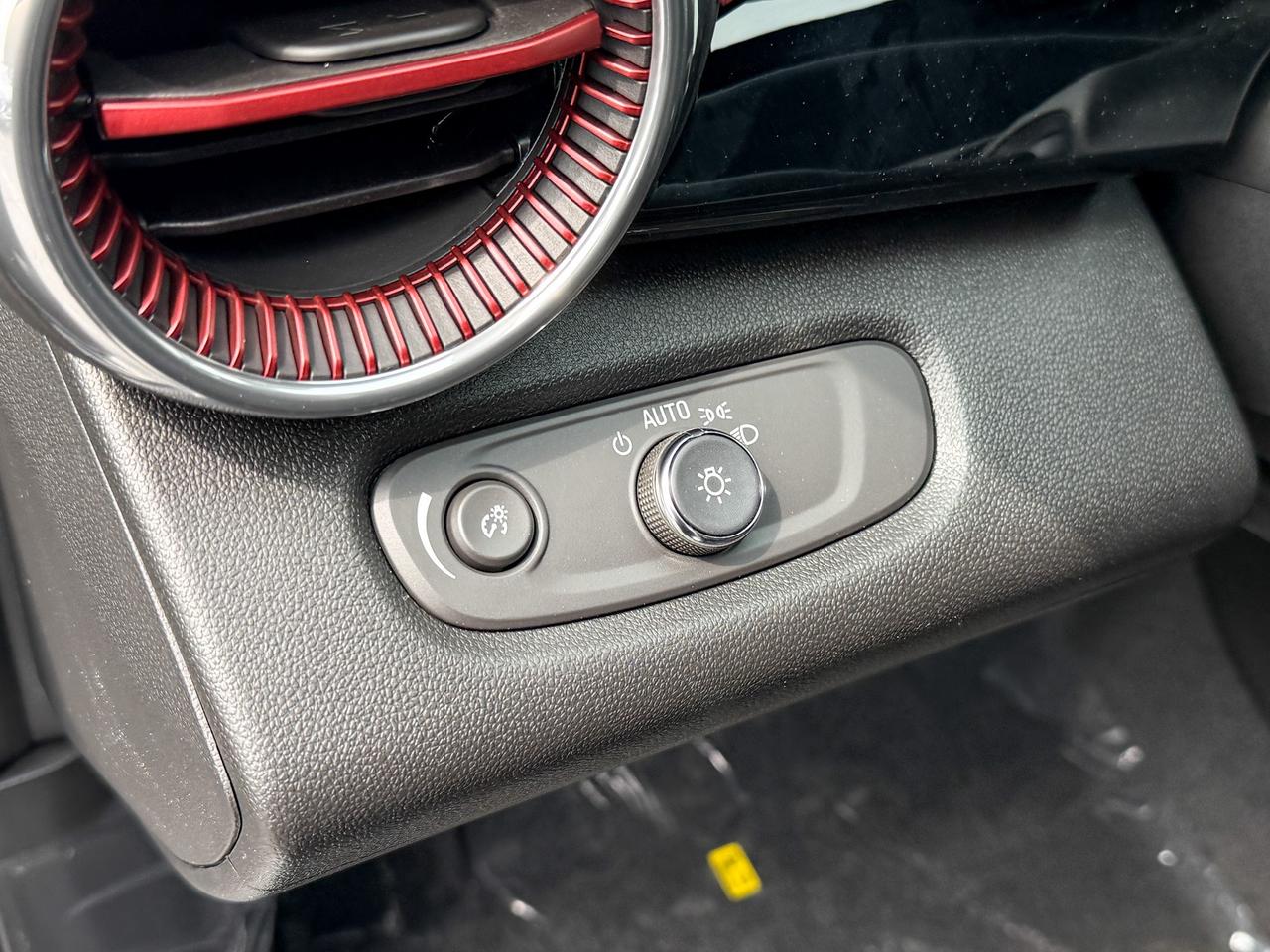 2025 Chevrolet Trax 2RS 1.2L 3 CYL WITH REMOTE START/ENTRY, HEATED SEATS, HEATED STEERING WHEEL, APPLE CARPLAY AND ANDROID AUTO Photo