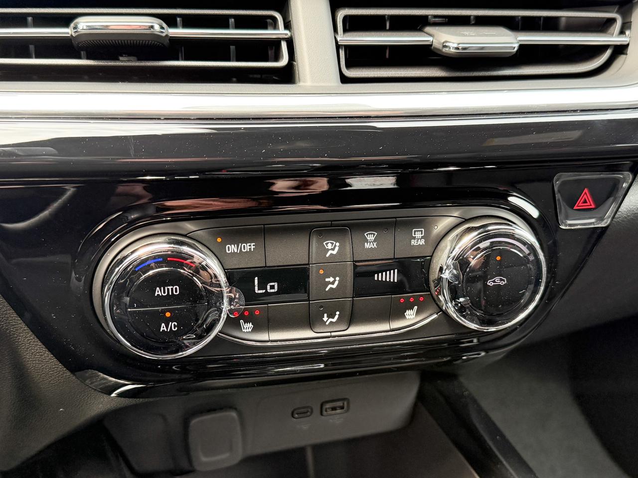 2025 Chevrolet Trax 2RS 1.2L 3 CYL WITH REMOTE START/ENTRY, HEATED SEATS, HEATED STEERING WHEEL, APPLE CARPLAY AND ANDROID AUTO Photo