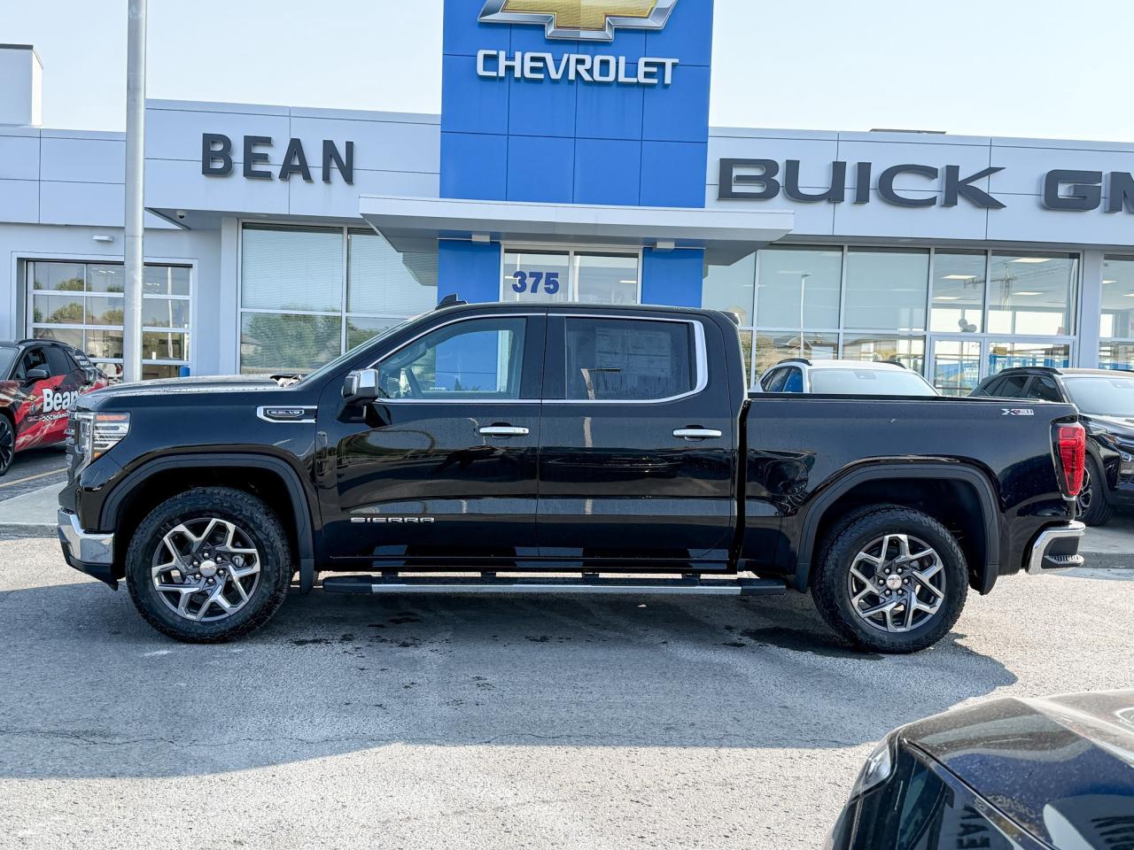 2025 GMC Sierra 1500 SLT 5.3L V8 WITH REMOTE START/ENTRY, HEATED SEATS, HEATED STEERING WHEEL, VENTILATED SEATS, ADAPTIVE CRUISE CONTROL, BOSE SPEAKER SYSTEM Photo