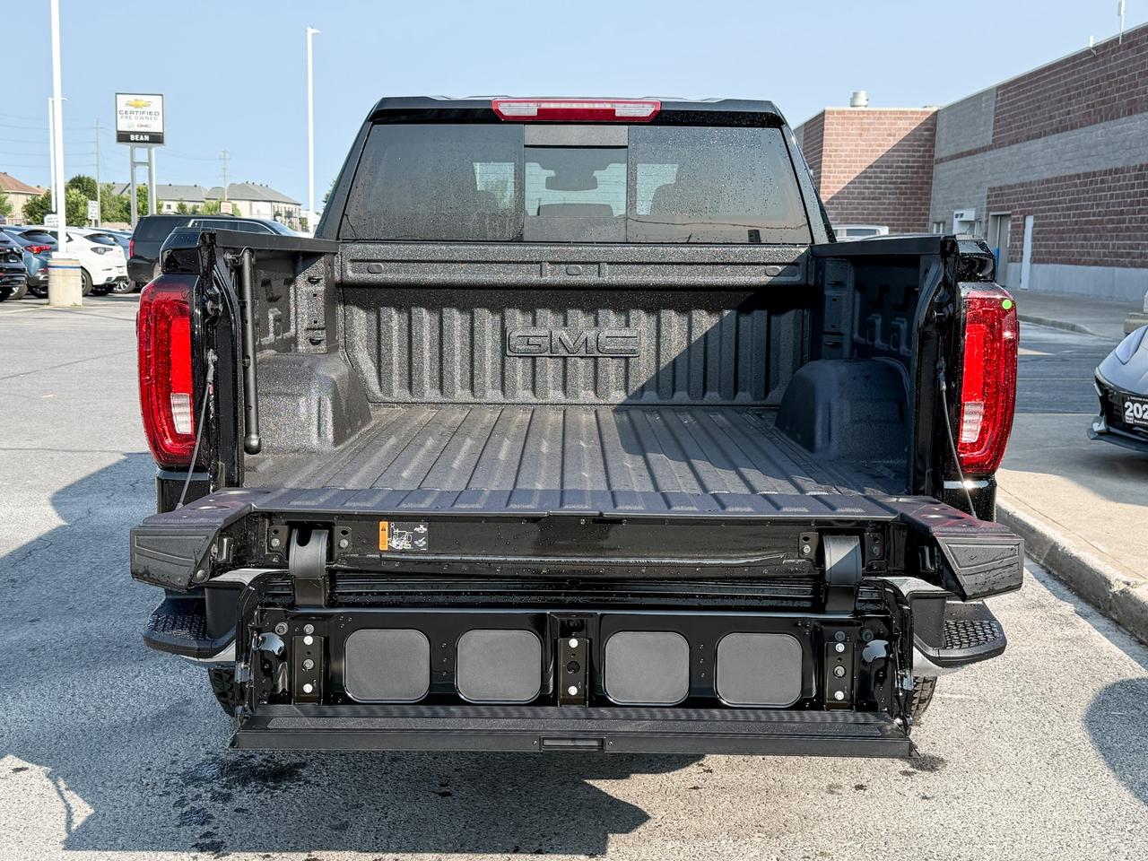 2025 GMC Sierra 1500 SLT 5.3L V8 WITH REMOTE START/ENTRY, HEATED SEATS, HEATED STEERING WHEEL, VENTILATED SEATS, ADAPTIVE CRUISE CONTROL, BOSE SPEAKER SYSTEM Photo