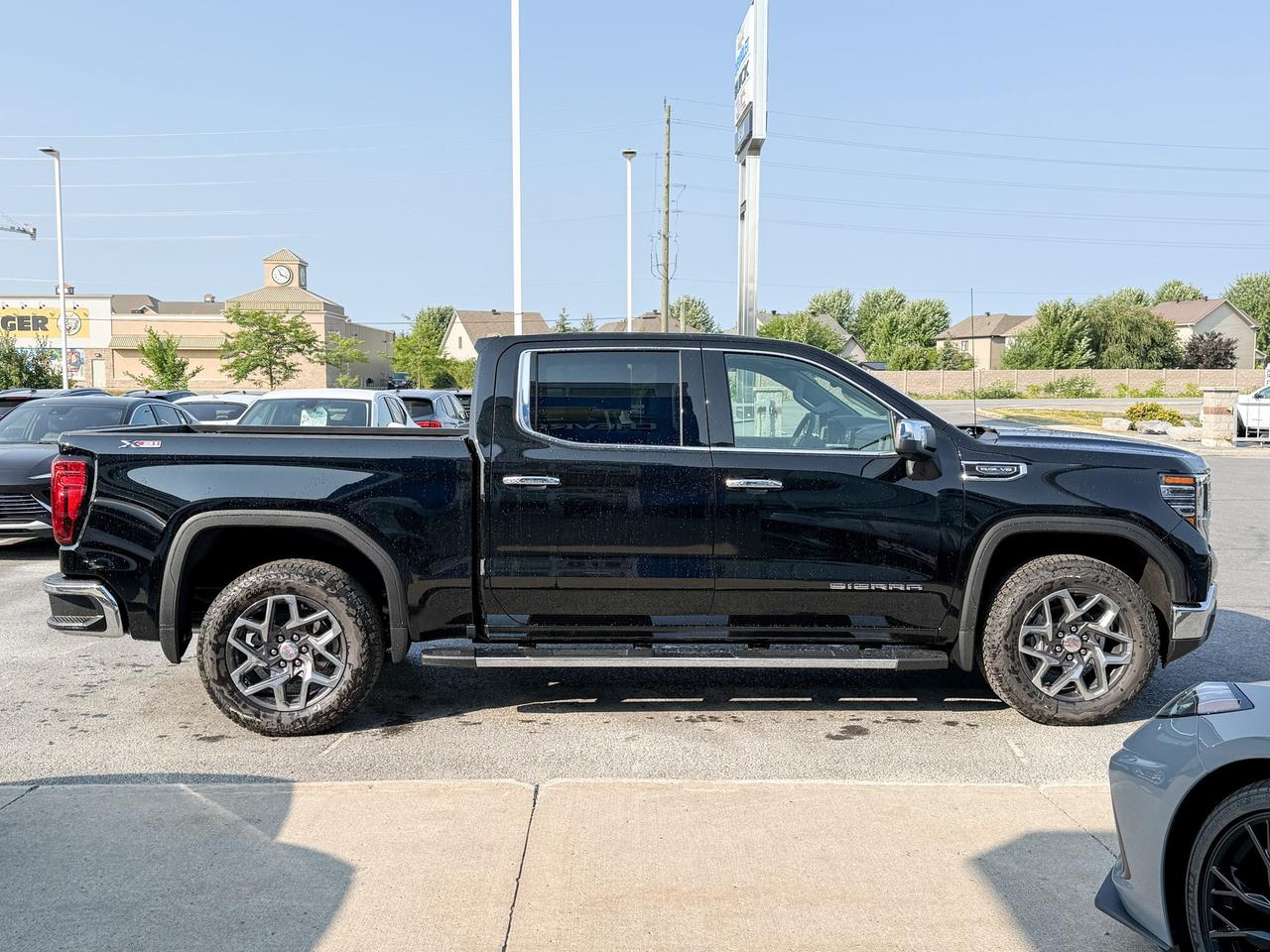 2025 GMC Sierra 1500 SLT 5.3L V8 WITH REMOTE START/ENTRY, HEATED SEATS, HEATED STEERING WHEEL, VENTILATED SEATS, ADAPTIVE CRUISE CONTROL, BOSE SPEAKER SYSTEM Photo