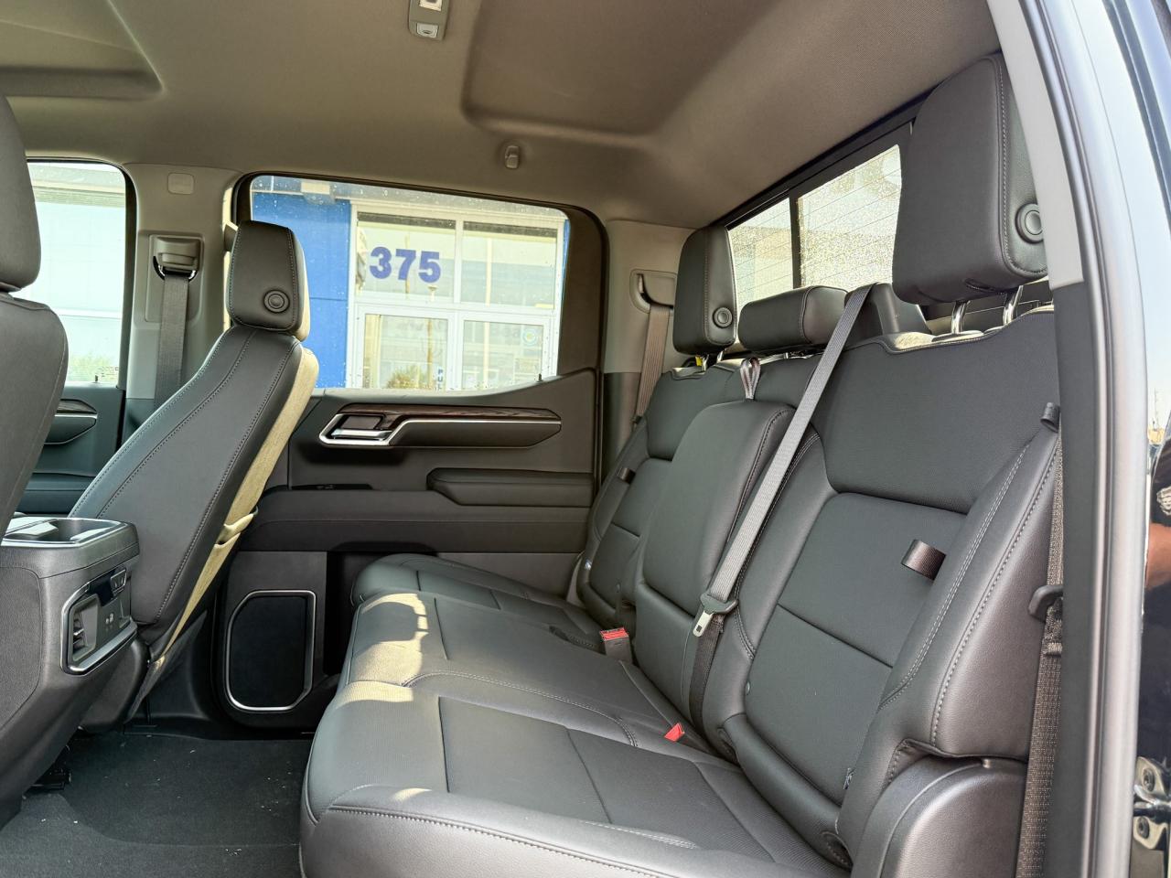 2025 GMC Sierra 1500 SLT 5.3L V8 WITH REMOTE START/ENTRY, HEATED SEATS, HEATED STEERING WHEEL, VENTILATED SEATS, ADAPTIVE CRUISE CONTROL, BOSE SPEAKER SYSTEM Photo