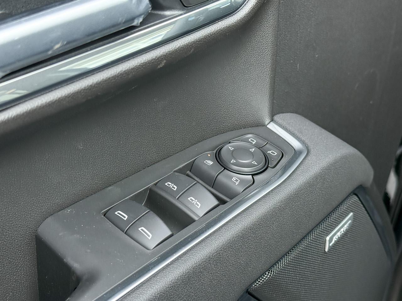 2025 GMC Sierra 1500 SLT 5.3L V8 WITH REMOTE START/ENTRY, HEATED SEATS, HEATED STEERING WHEEL, VENTILATED SEATS, ADAPTIVE CRUISE CONTROL, BOSE SPEAKER SYSTEM Photo