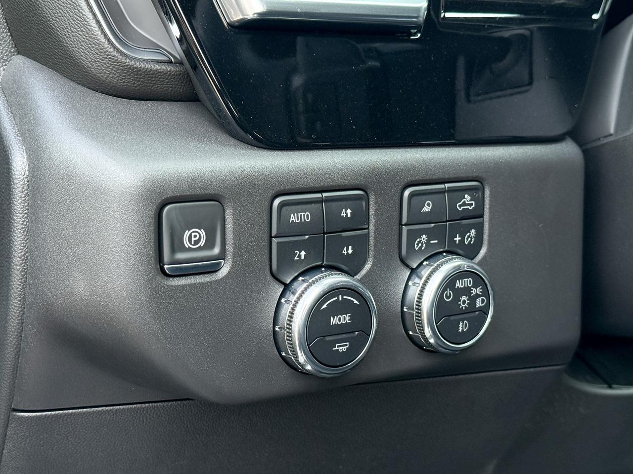 2025 GMC Sierra 1500 SLT 5.3L V8 WITH REMOTE START/ENTRY, HEATED SEATS, HEATED STEERING WHEEL, VENTILATED SEATS, ADAPTIVE CRUISE CONTROL, BOSE SPEAKER SYSTEM Photo