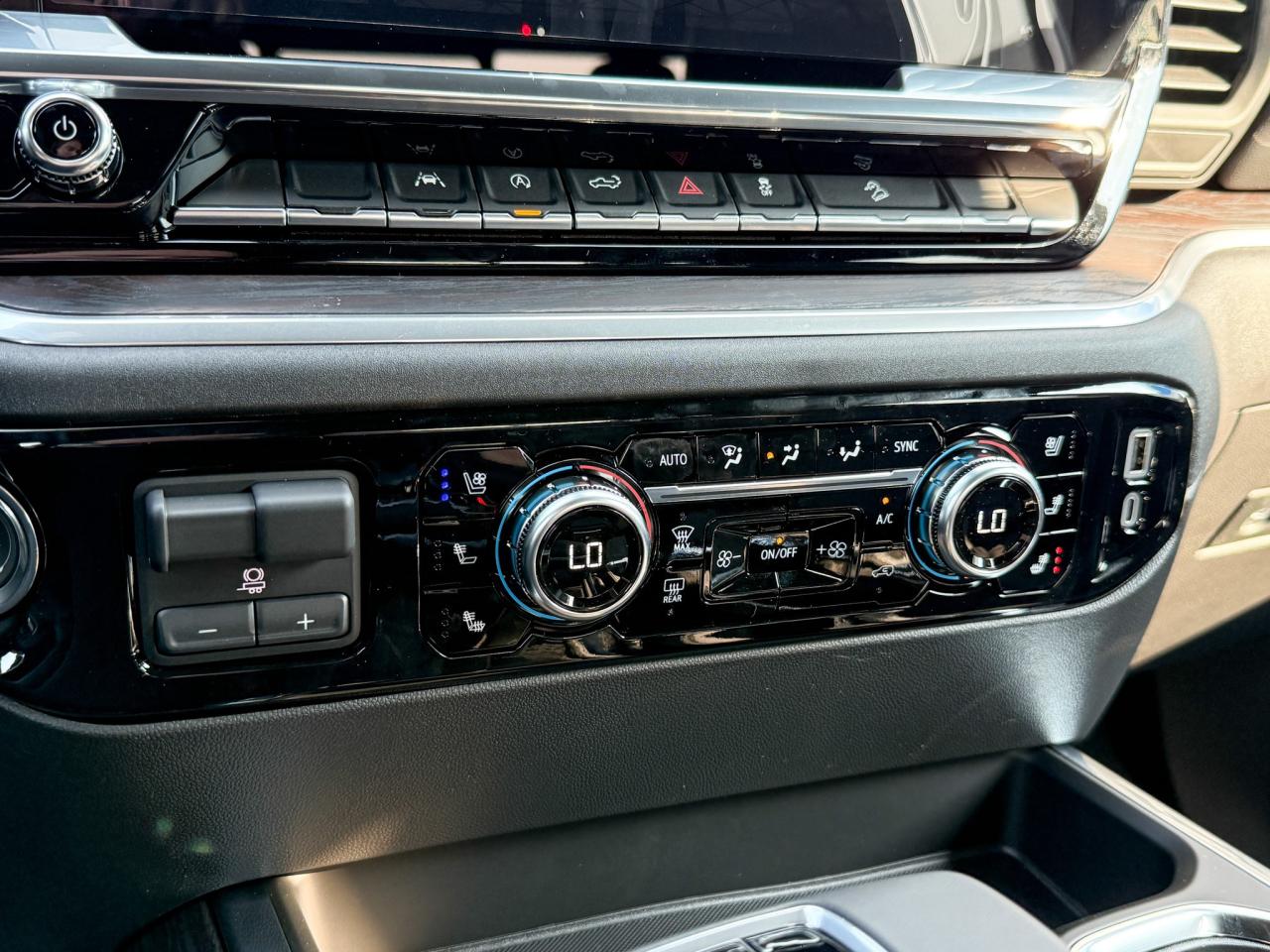 2025 GMC Sierra 1500 SLT 5.3L V8 WITH REMOTE START/ENTRY, HEATED SEATS, HEATED STEERING WHEEL, VENTILATED SEATS, ADAPTIVE CRUISE CONTROL, BOSE SPEAKER SYSTEM Photo