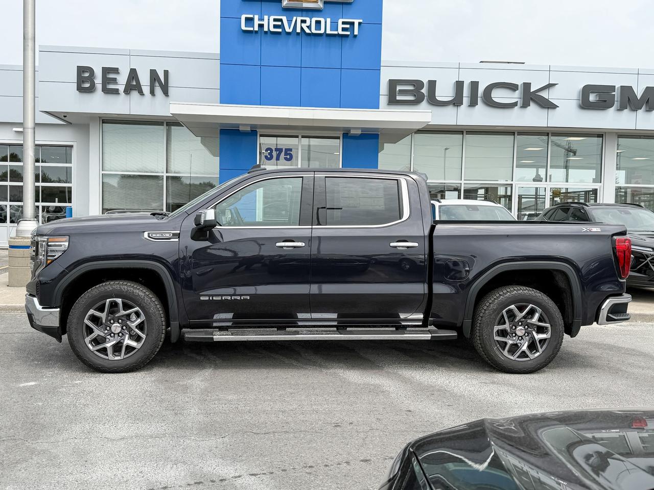 2025 GMC Sierra 1500 SLT 5.3L V8 WITH REMOTE START/ENTRY, HEATED SEATS, HEATED STEERING WHEEL, VENTILATED SEATS, ADAPTIVE CRUISE CONTROL, BOSE SPEAKER SYSTEM Photo