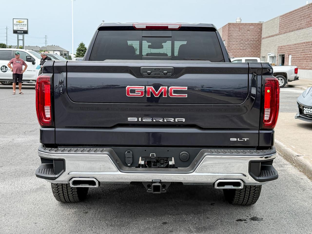 2025 GMC Sierra 1500 SLT 5.3L V8 WITH REMOTE START/ENTRY, HEATED SEATS, HEATED STEERING WHEEL, VENTILATED SEATS, ADAPTIVE CRUISE CONTROL, BOSE SPEAKER SYSTEM Photo