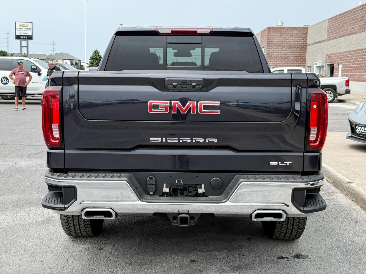 2025 GMC Sierra 1500 SLT 5.3L V8 WITH REMOTE START/ENTRY, HEATED SEATS, HEATED STEERING WHEEL, VENTILATED SEATS, ADAPTIVE CRUISE CONTROL, BOSE SPEAKER SYSTEM Photo3