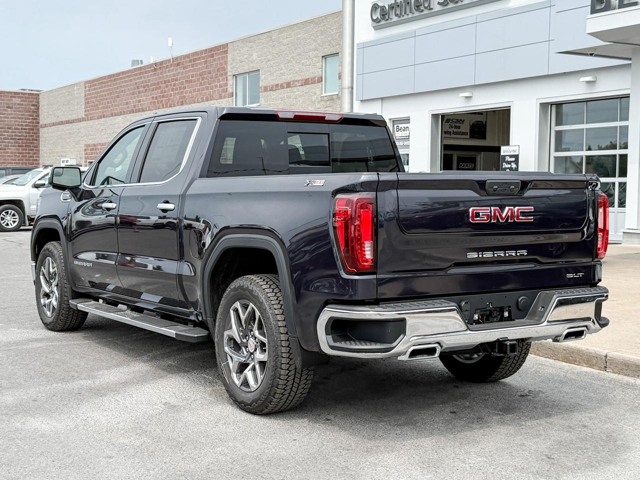 2025 GMC Sierra 1500 SLT 5.3L V8 WITH REMOTE START/ENTRY, HEATED SEATS, HEATED STEERING WHEEL, VENTILATED SEATS, ADAPTIVE CRUISE CONTROL, BOSE SPEAKER SYSTEM Photo