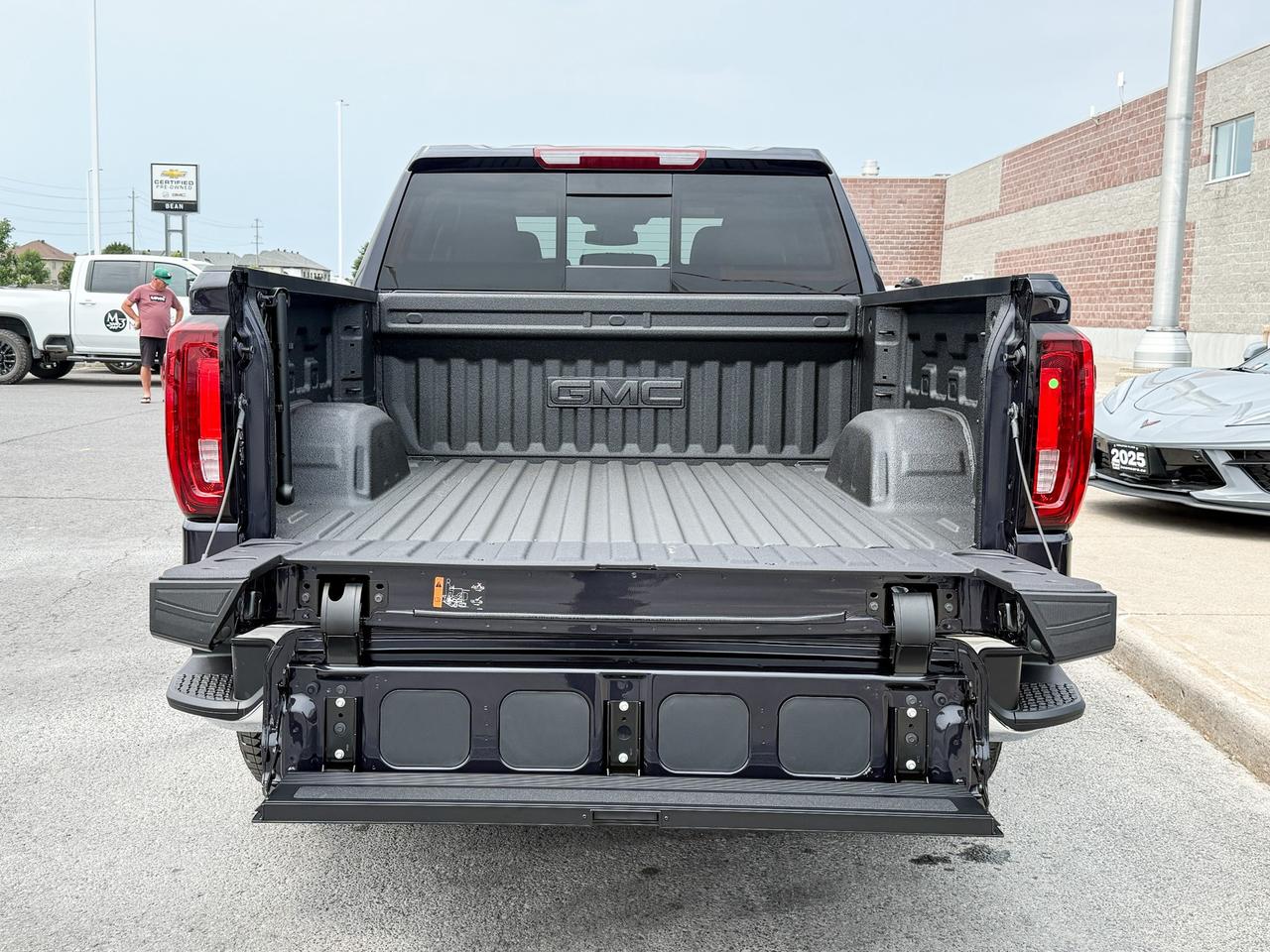 2025 GMC Sierra 1500 SLT 5.3L V8 WITH REMOTE START/ENTRY, HEATED SEATS, HEATED STEERING WHEEL, VENTILATED SEATS, ADAPTIVE CRUISE CONTROL, BOSE SPEAKER SYSTEM Photo