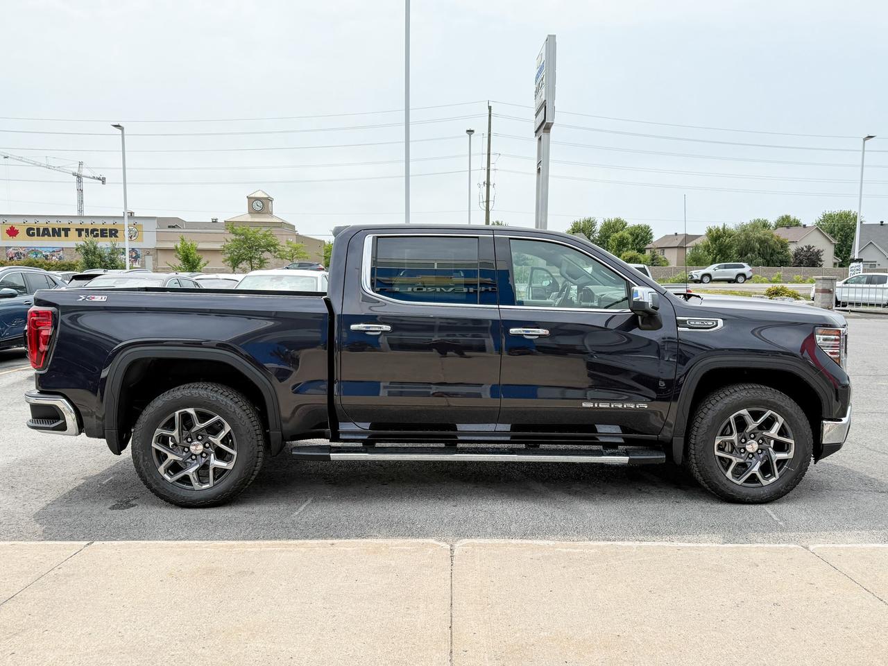 2025 GMC Sierra 1500 SLT 5.3L V8 WITH REMOTE START/ENTRY, HEATED SEATS, HEATED STEERING WHEEL, VENTILATED SEATS, ADAPTIVE CRUISE CONTROL, BOSE SPEAKER SYSTEM Photo