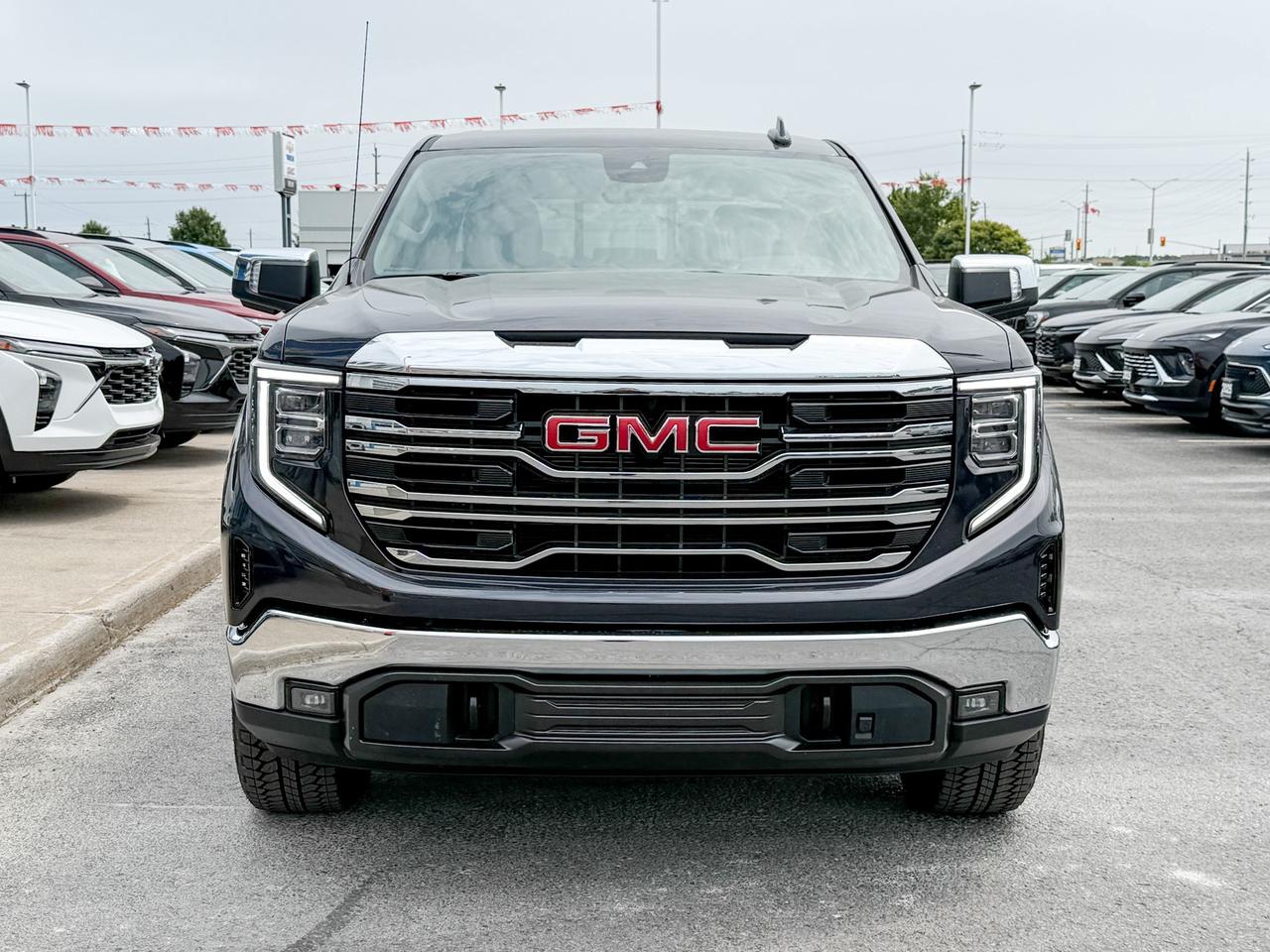 2025 GMC Sierra 1500 SLT 5.3L V8 WITH REMOTE START/ENTRY, HEATED SEATS, HEATED STEERING WHEEL, VENTILATED SEATS, ADAPTIVE CRUISE CONTROL, BOSE SPEAKER SYSTEM Photo
