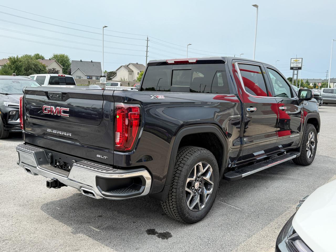 2025 GMC Sierra 1500 SLT 5.3L V8 WITH REMOTE START/ENTRY, HEATED SEATS, HEATED STEERING WHEEL, VENTILATED SEATS, ADAPTIVE CRUISE CONTROL, BOSE SPEAKER SYSTEM Photo