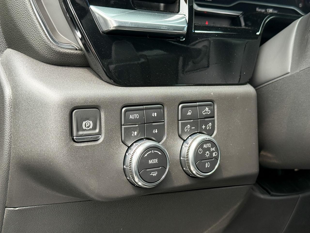 2025 GMC Sierra 1500 SLT 5.3L V8 WITH REMOTE START/ENTRY, HEATED SEATS, HEATED STEERING WHEEL, VENTILATED SEATS, ADAPTIVE CRUISE CONTROL, BOSE SPEAKER SYSTEM Photo