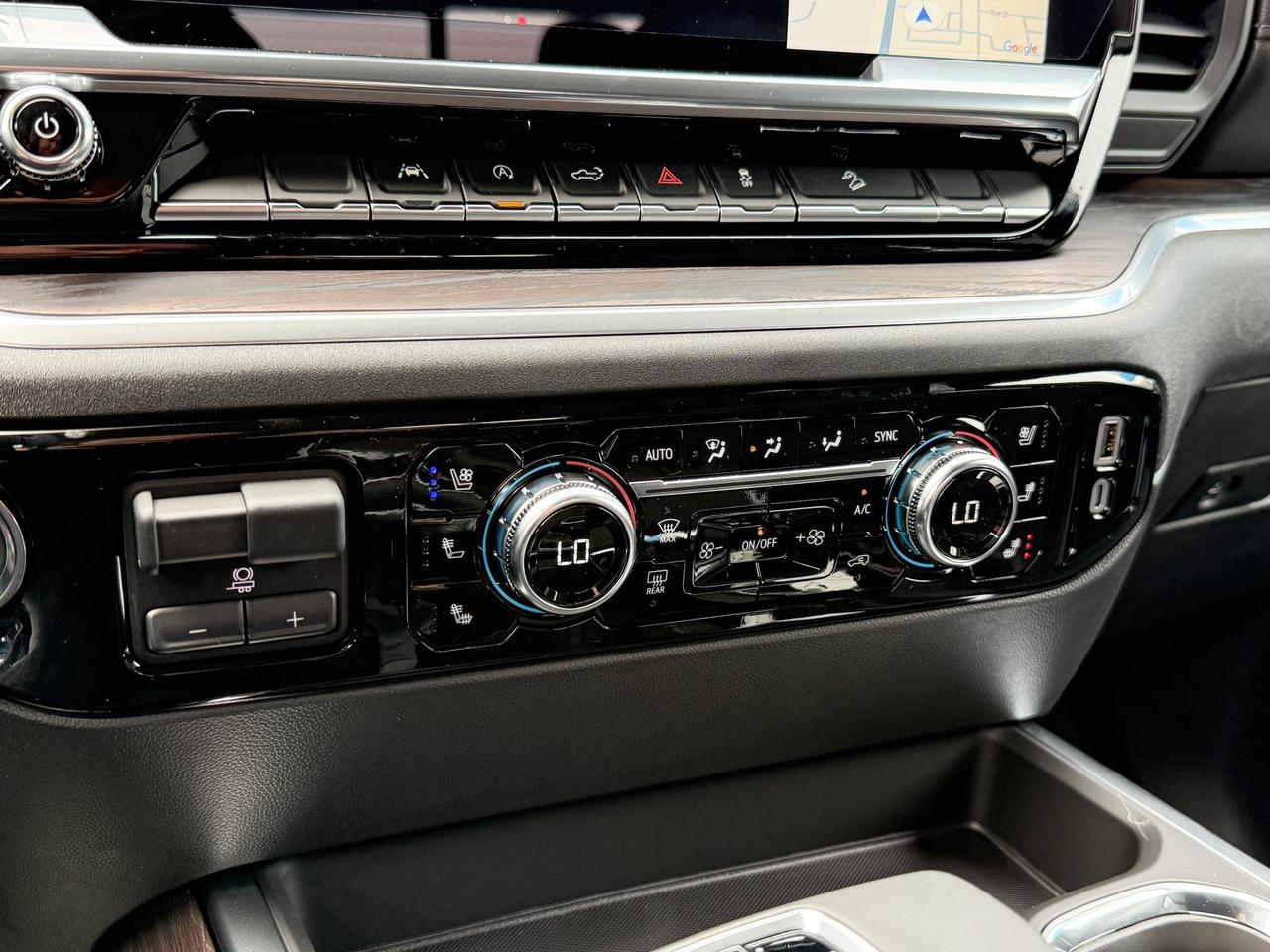 2025 GMC Sierra 1500 SLT 5.3L V8 WITH REMOTE START/ENTRY, HEATED SEATS, HEATED STEERING WHEEL, VENTILATED SEATS, ADAPTIVE CRUISE CONTROL, BOSE SPEAKER SYSTEM Photo