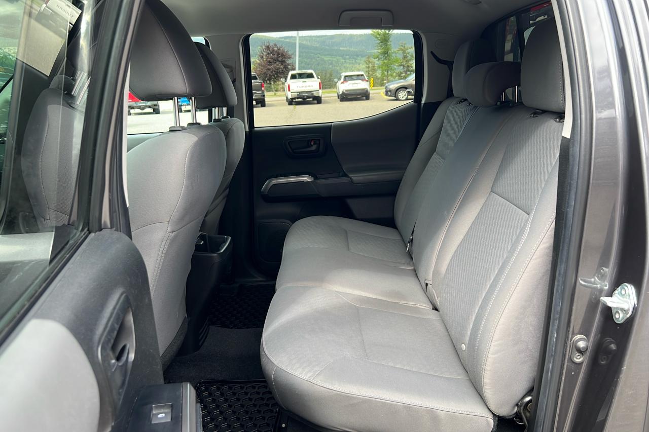2022 Toyota Tacoma 4X4 Double CAB 6A SR5 Photo