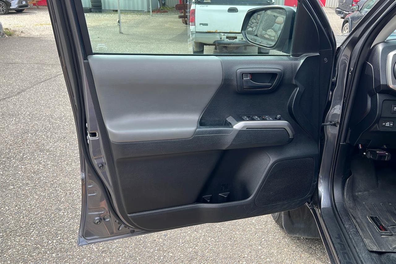 2022 Toyota Tacoma 4X4 Double CAB 6A SR5 Photo