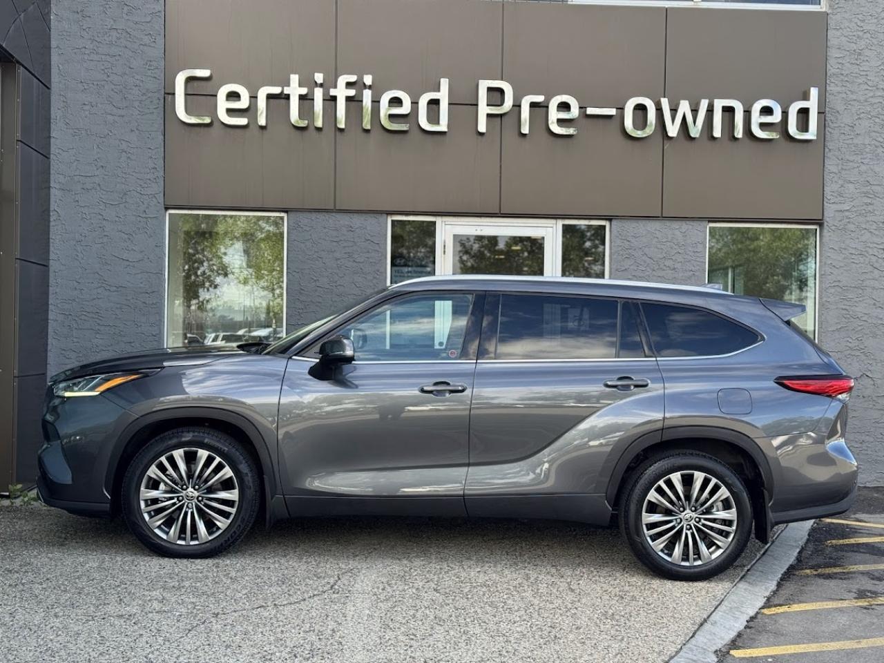 Used 2020 Toyota Highlander PLATINUM w/ PANORAMIC ROOF / 360 CAMERA / NAVI for sale in Calgary, AB