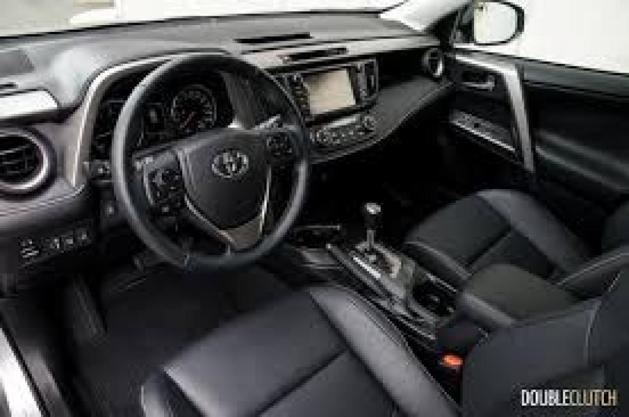 2017 Toyota RAV4 SE/LEATHER/ AWD / REAR CAM / NAVI / ROOF / MINT / - Photo #2