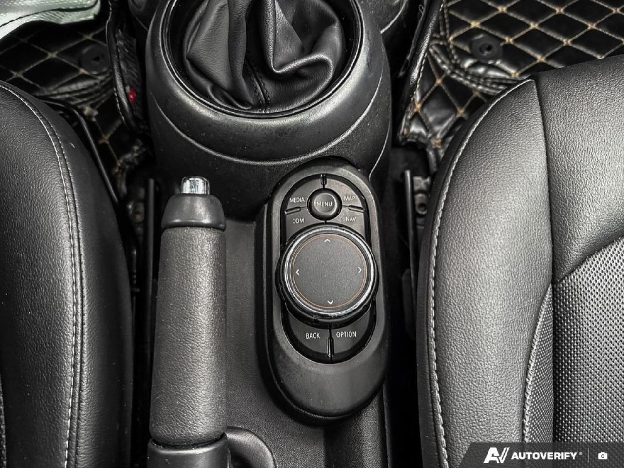 2019 MINI Cooper LEATHER / PANO ROOF / NAV / HTD SEATS / AUTO - Photo #17