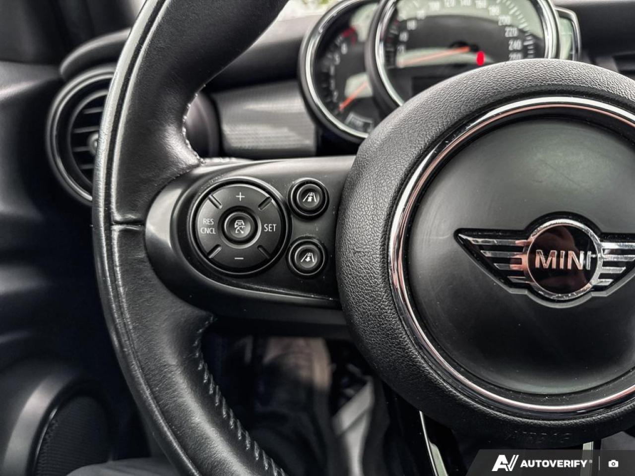 2019 MINI Cooper LEATHER / PANO ROOF / NAV / HTD SEATS / AUTO - Photo #20