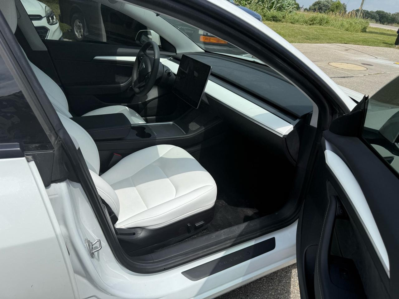 2021 Tesla Model 3 STANDARD RANGE PLUS - Photo #2