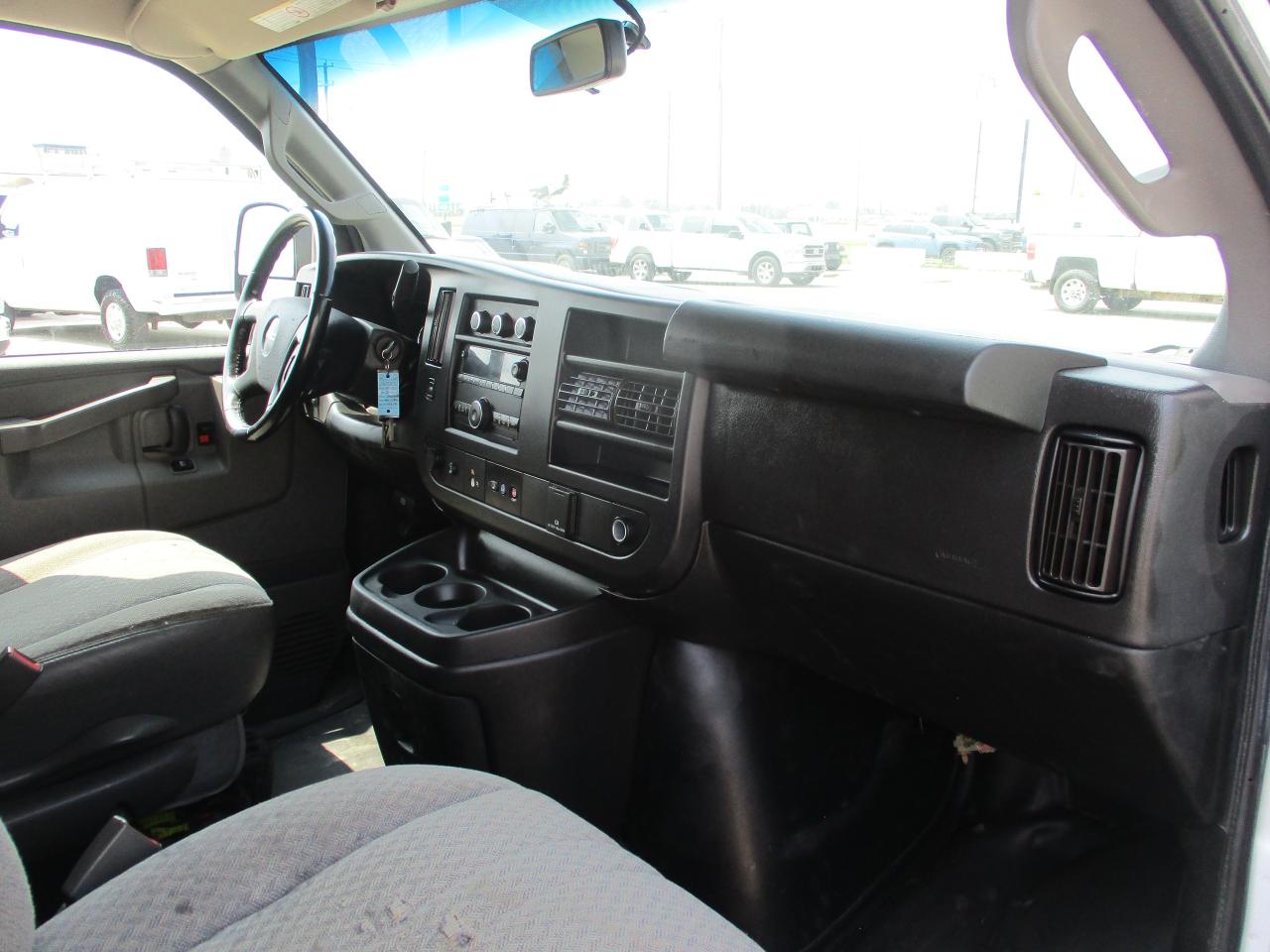 2020 GMC Savana Cargo Van RWD 2500 155" - Photo #8