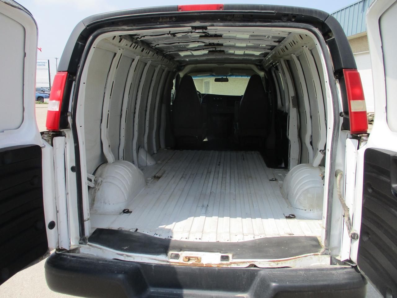 2020 GMC Savana Cargo Van RWD 2500 155" - Photo #7