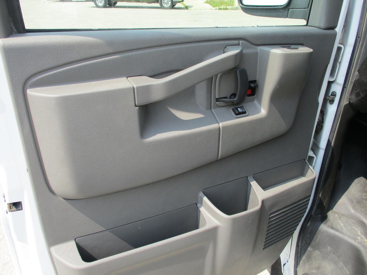 2020 GMC Savana Cargo Van RWD 2500 155" - Photo #10