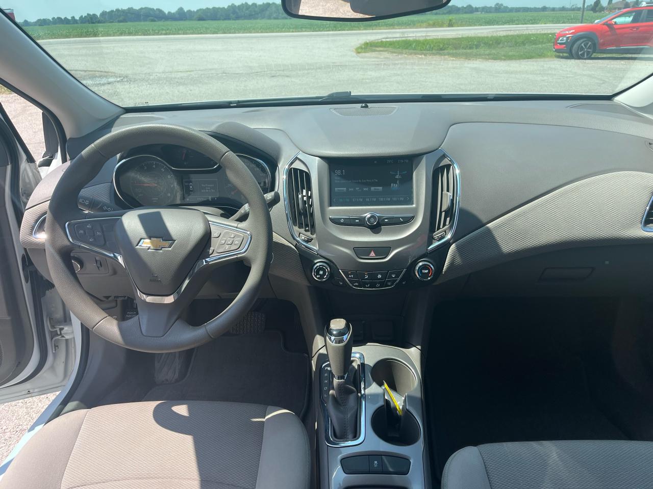 2018 Chevrolet Cruze LT | APPLE CARPLAY | BACKUP CAMERA | LOW KM - Photo #11