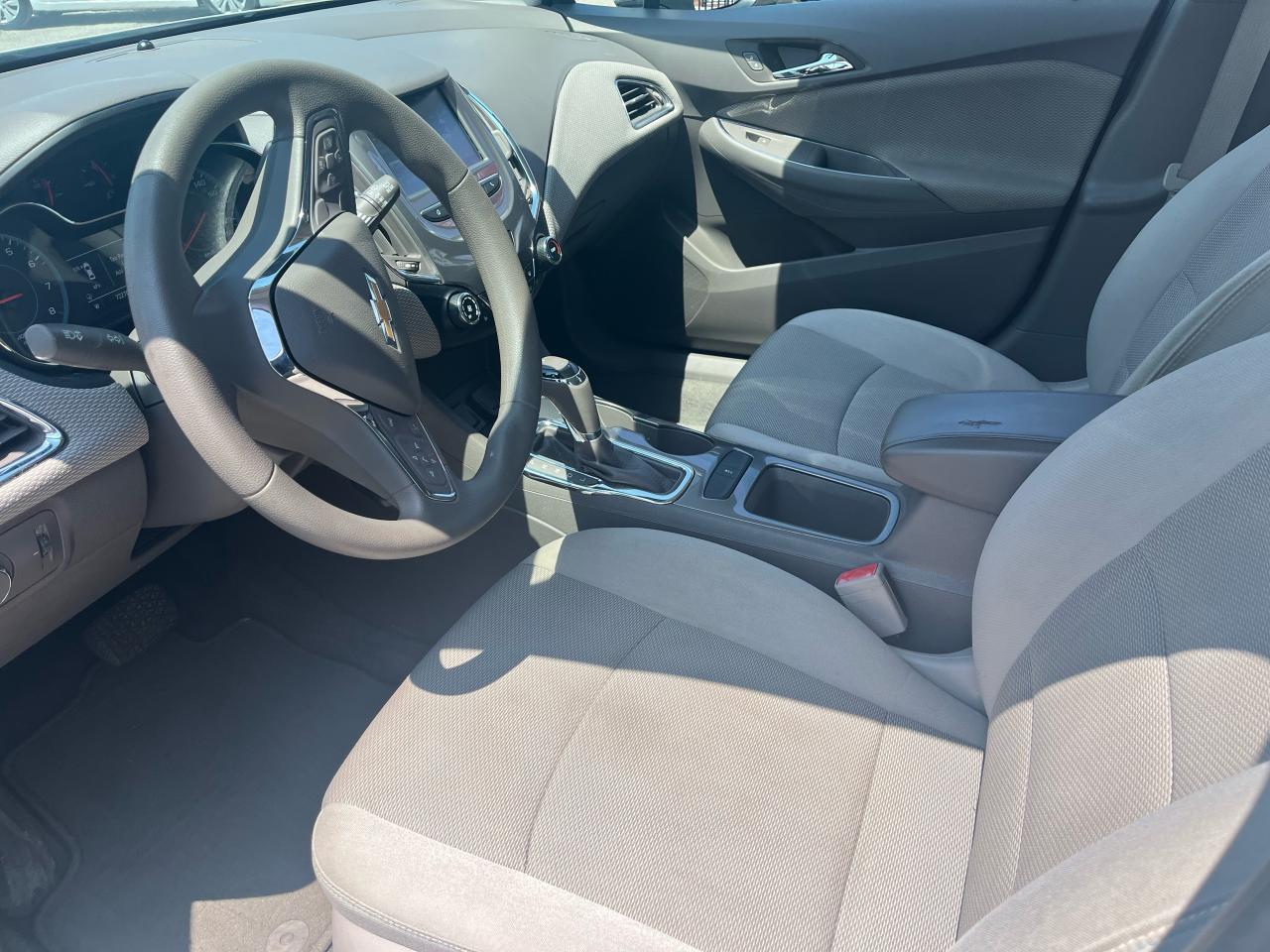 2018 Chevrolet Cruze LT | APPLE CARPLAY | BACKUP CAMERA | LOW KM - Photo #9