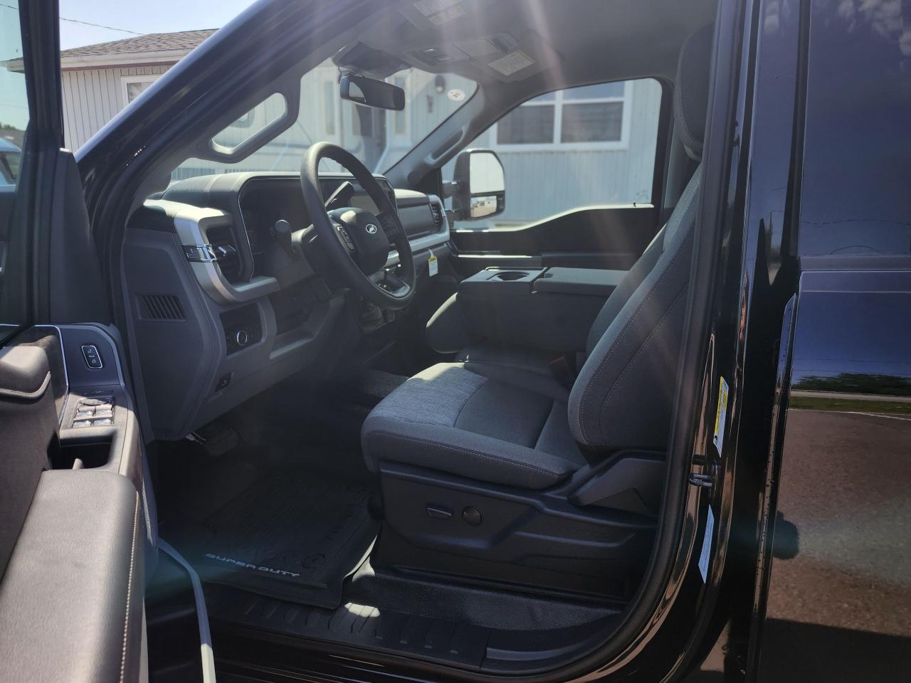 2025 Ford F-350 Super Duty SRW XLT 4WD CREW CAB 8' BOX Photo5