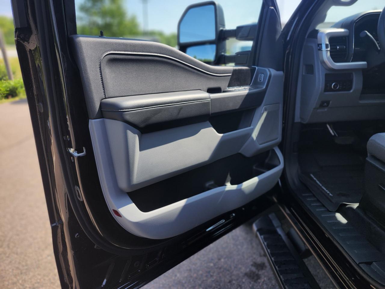 2025 Ford F-350 Super Duty SRW XLT 4WD CREW CAB 8' BOX Photo5