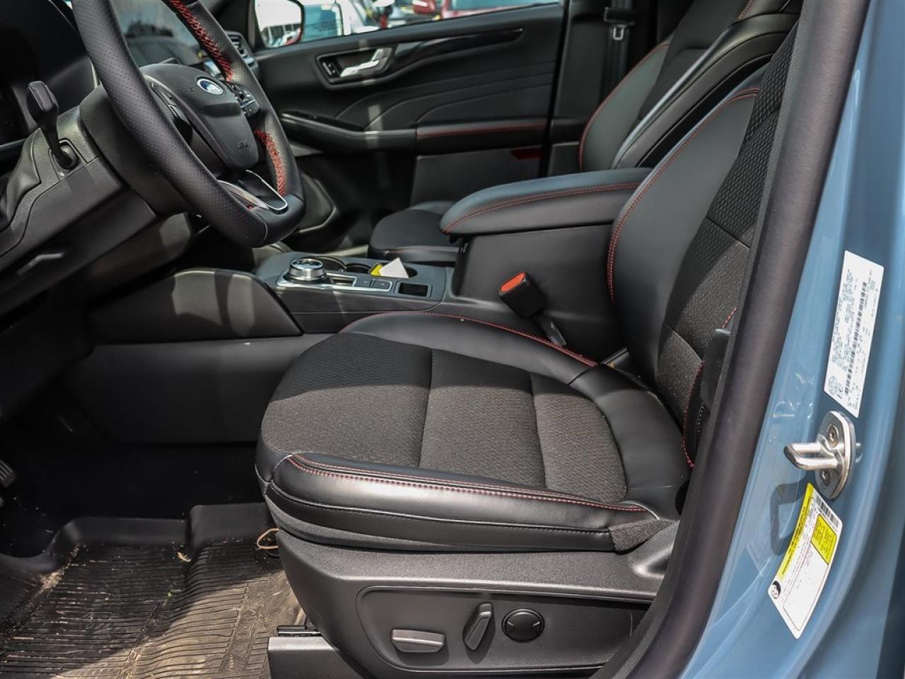 2025 Ford Escape ST-Line AWD HEV Photo