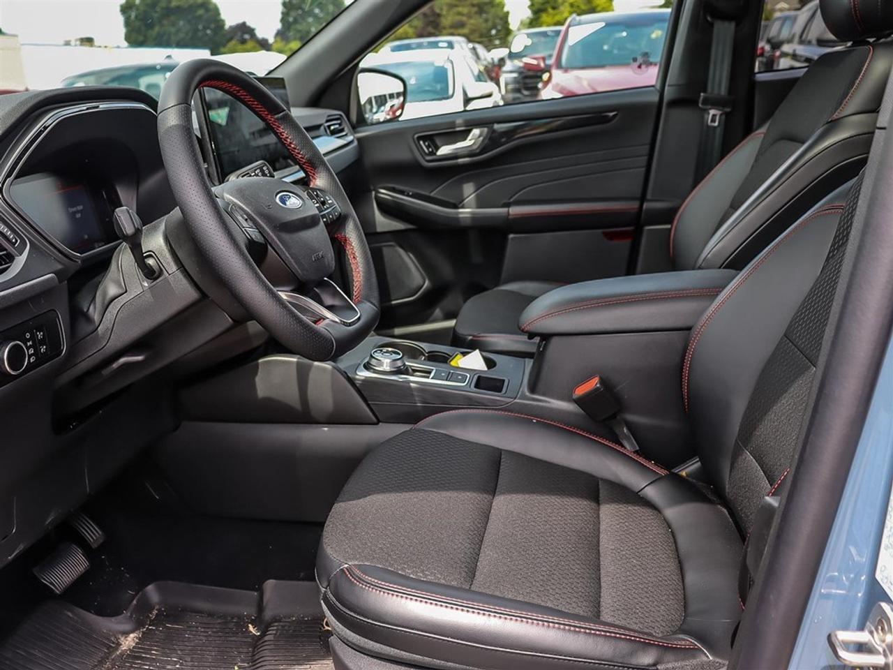 2025 Ford Escape ST-Line AWD HEV Photo