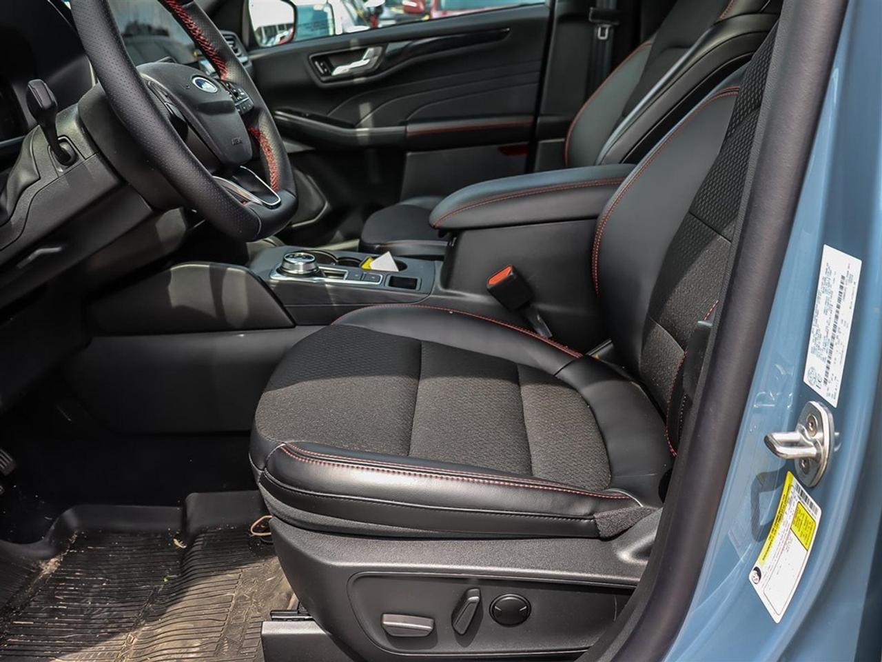 2025 Ford Escape ST-Line AWD HEV Photo