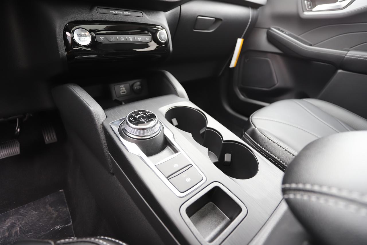 2026 Ford Escape Platinum AWD Photo5