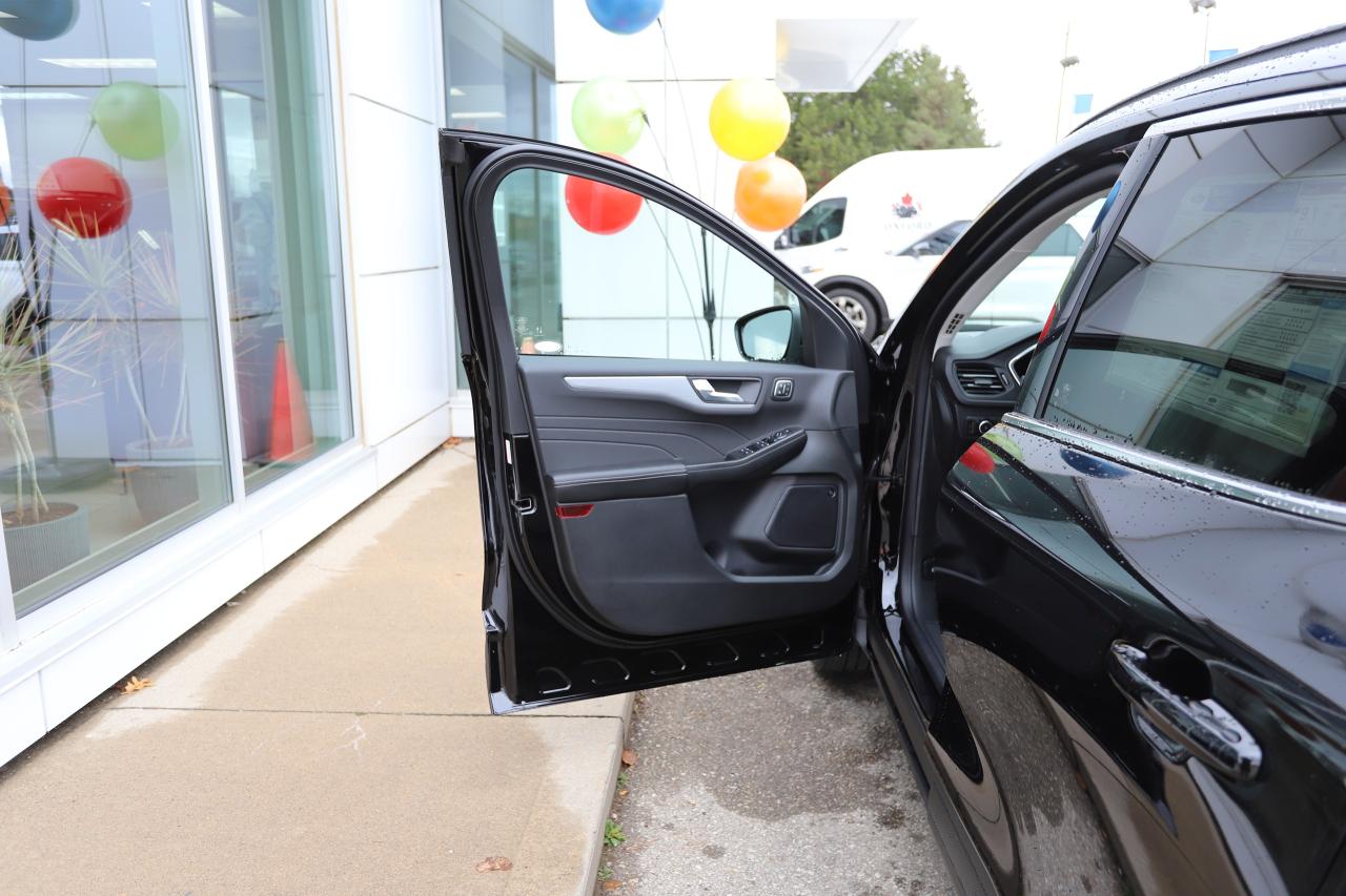 2026 Ford Escape Platinum AWD Photo5